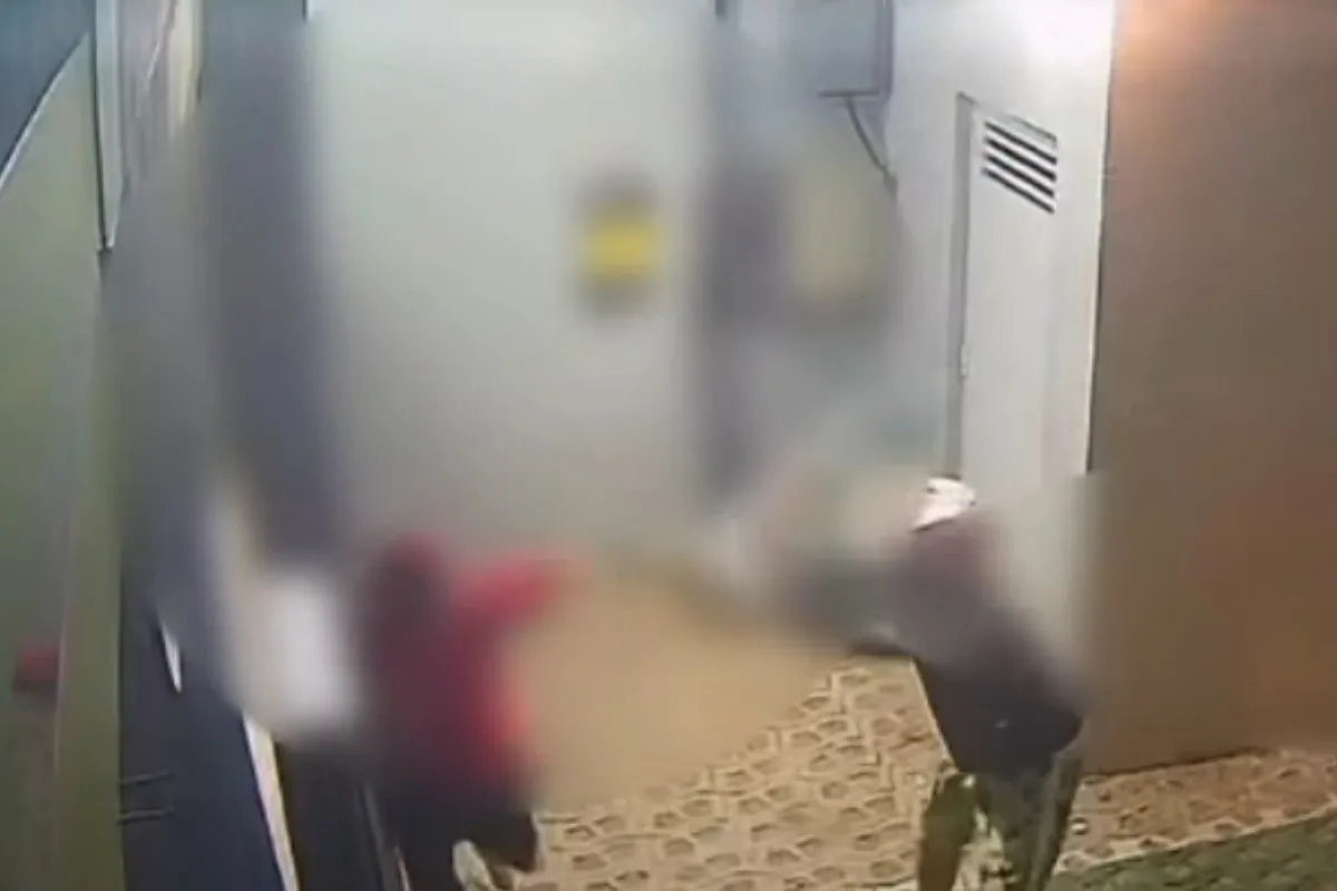 Adolescente é agredido com madeira após bola bater em portão de casa