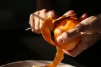 Borra de café no vaso sanitário realmente elimina odores? Entenda