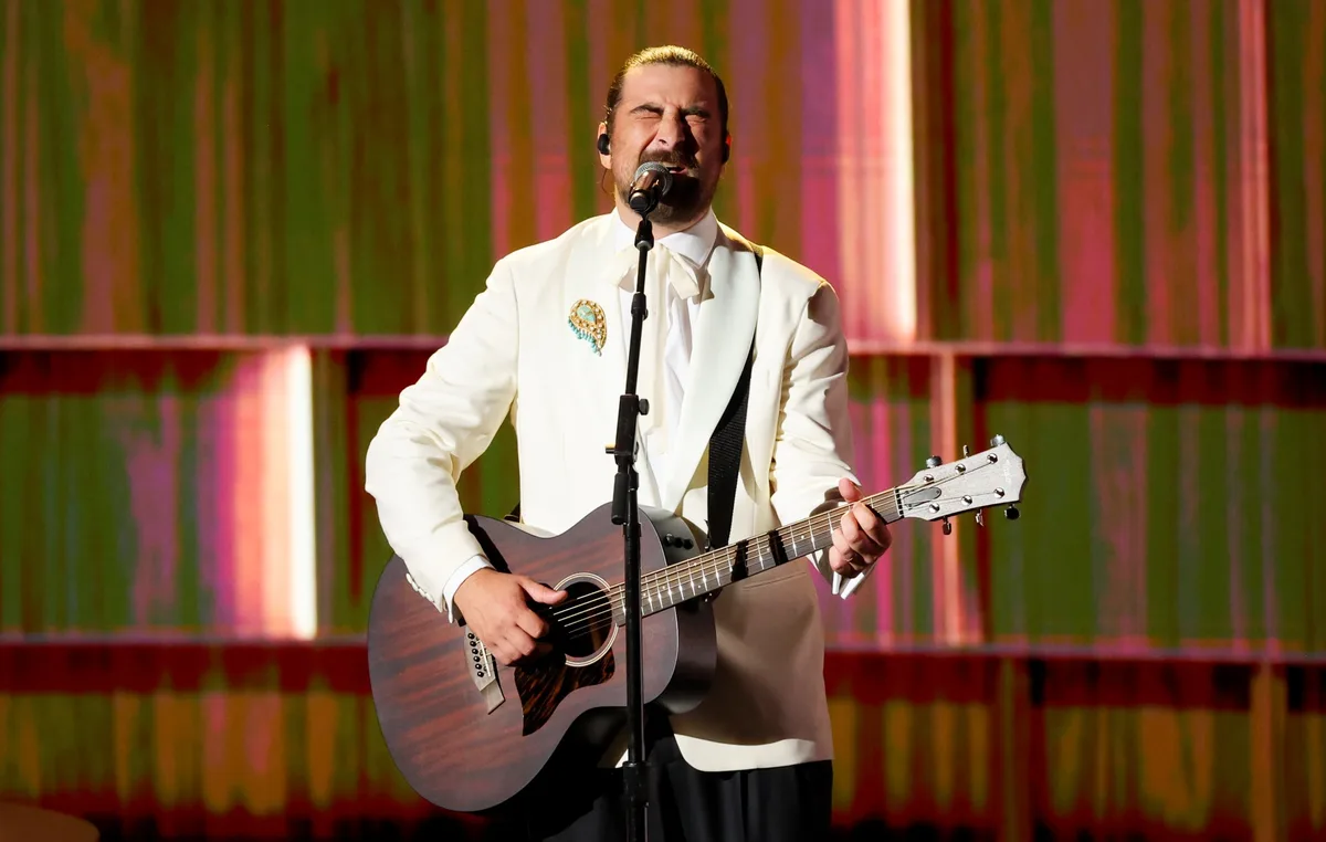 Watch Noah Kahan cover ‘Bridge Over Troubled Water’ for Emmys’ ‘In Memoriam’ segment
