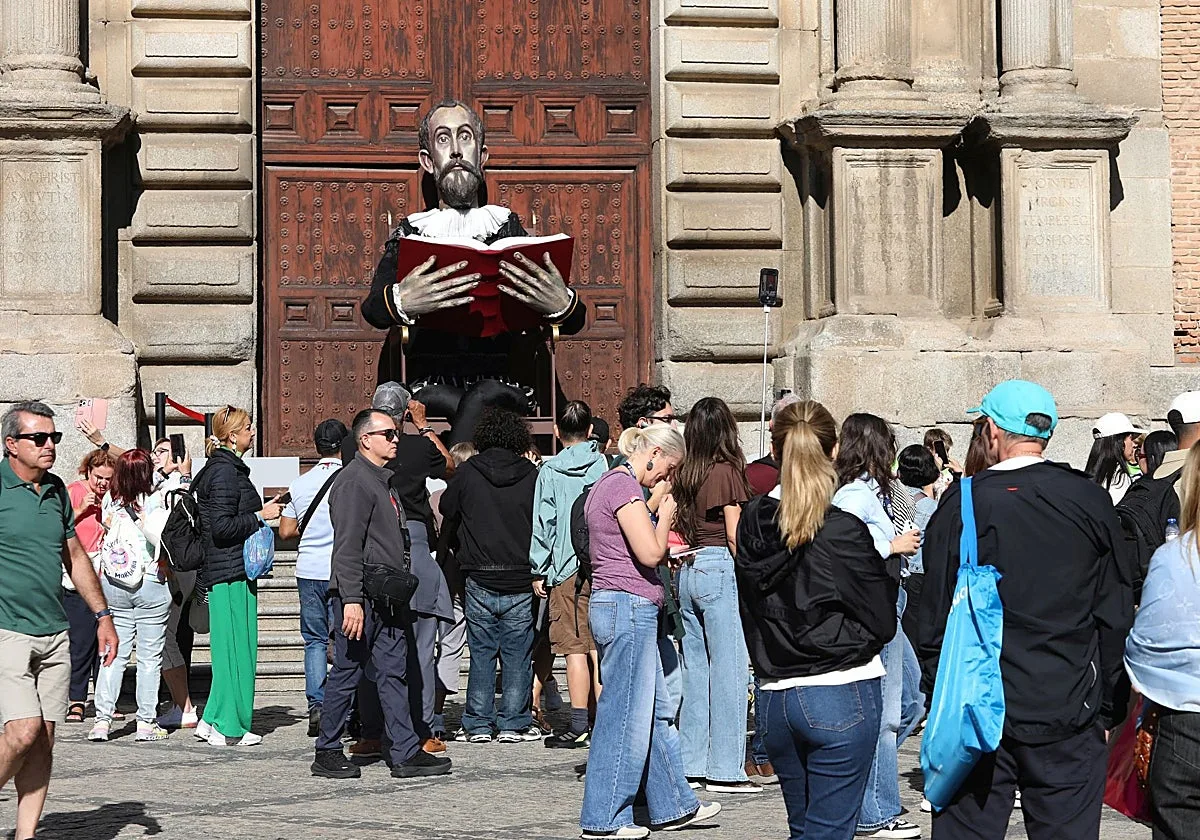 La Feria del Libro de Toledo se estrena en la plaza del Ayuntamiento con vocación internacional