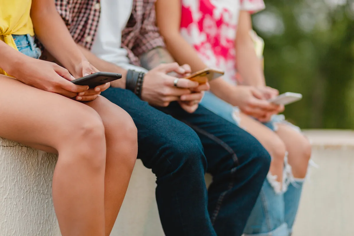 Costa Rica debate prohibir redes sociales a menores de 15 años: expertos advierten que la medida no garantiza su protección