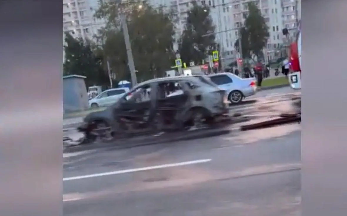 Легковушка загорелась на Дмитровском шоссе в Москве. Видео