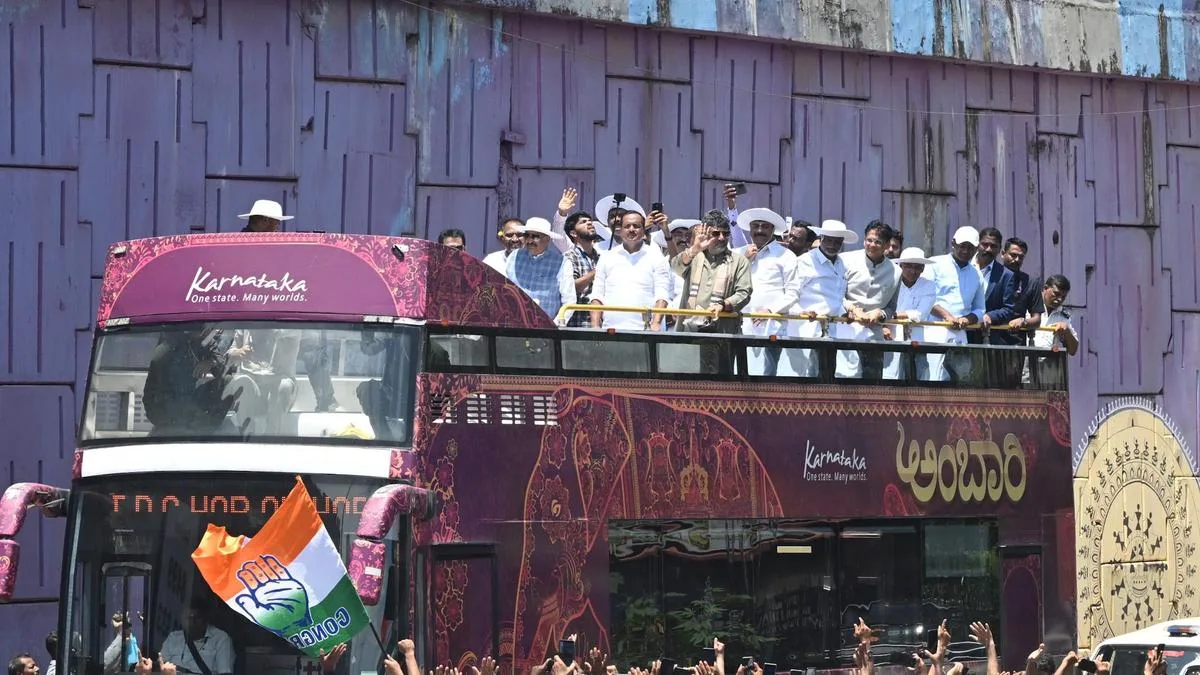 Open top double-decker bus takes Karnataka ministers in procession to Cabinet meeting in Mangaluru
