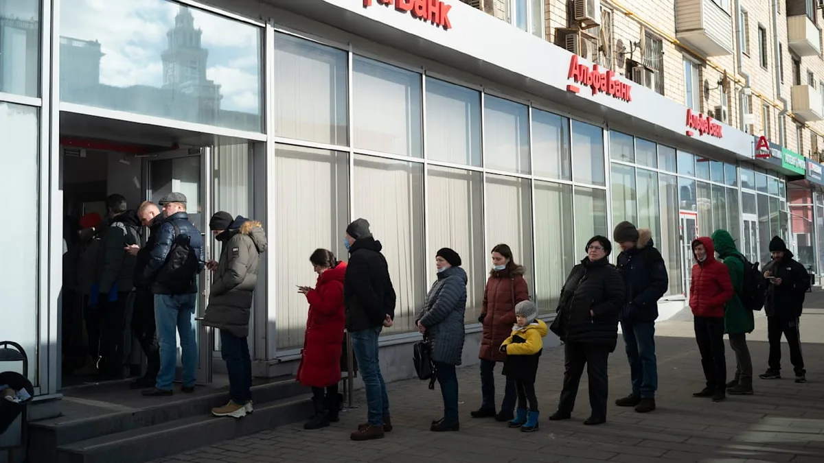 Kreml braucht Geld für Ukraine-Krieg - Russen plündern Konten aus Angst vor Putin