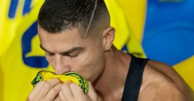 O gesto que "ultrapassou" o golo: CR7 beija símbolo saudita