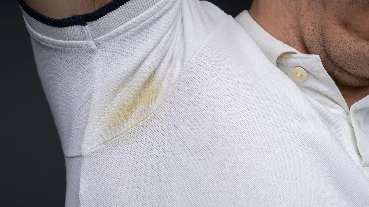 Problem bei Hitze: Wie bekommt man hartnäckige Schweißflecken aus weißen Shirts?