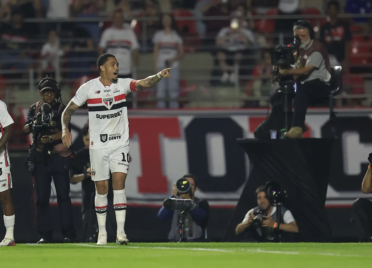 Luciano iguala Careca e alcança marca histórica no São Paulo