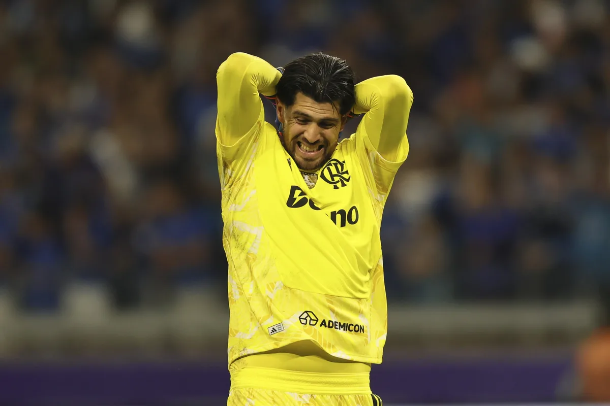 Gols sofridos pelo Flamengo em chutes de fora da área aumentam desconfiança sobre Rossi em 2026