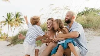 Actriz venezolana recibe críticas por vestir a su hijo como una “princesa”