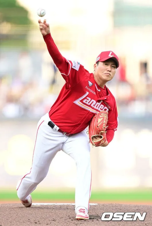 [사진]힘차게 공 뿌리는 SSG 선발 최민준