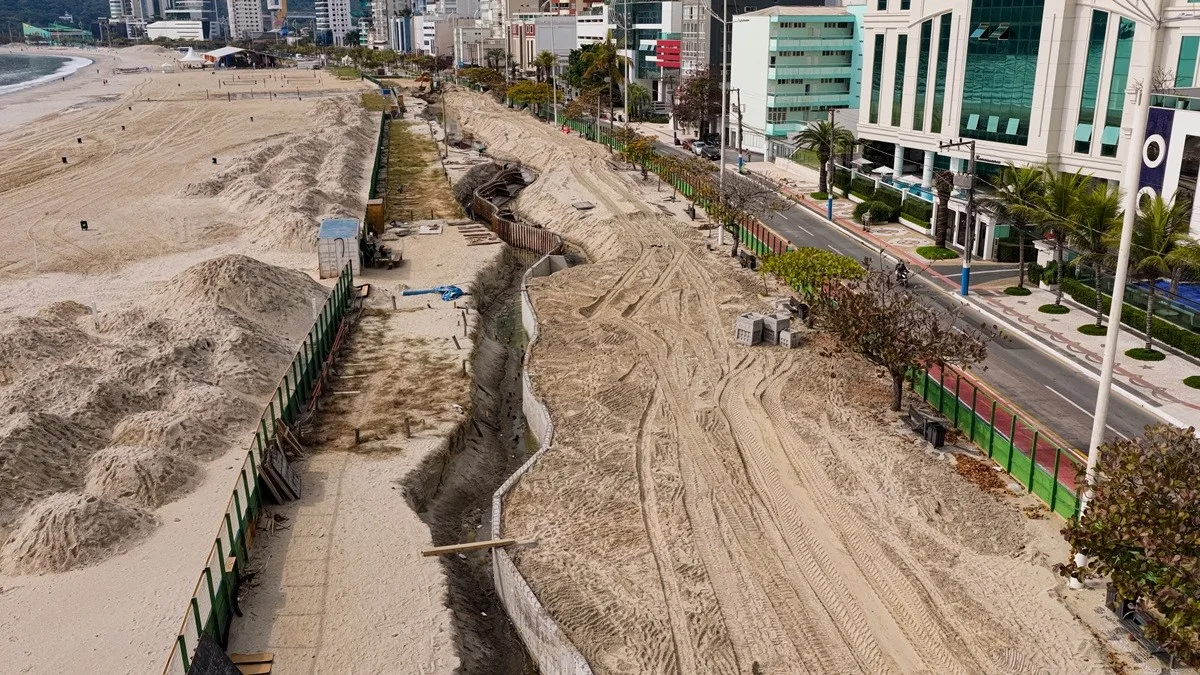 Muro subterrâneo na orla de Balneário Camboriú tem traçado sinuoso e deve conter avanço do mar; VÍDEO