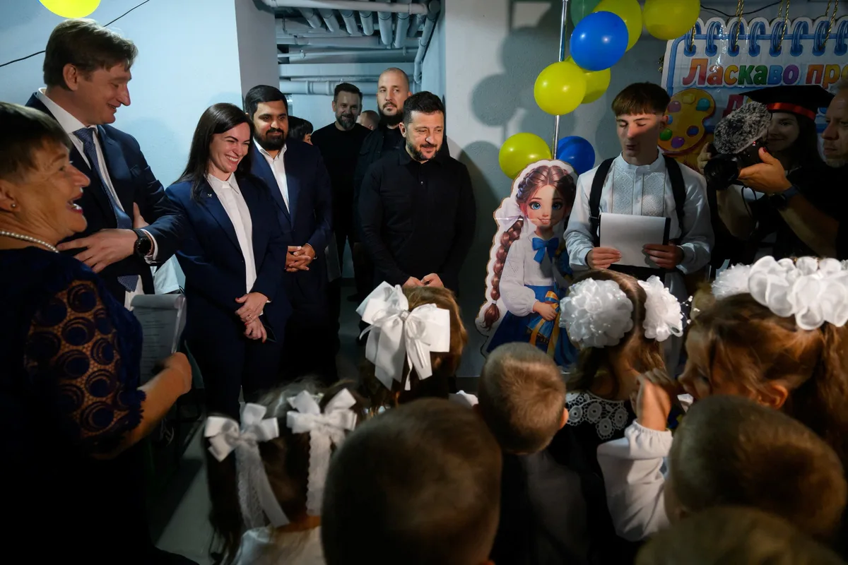 “Los rusos son despreciables”: Zelensky lamentó otro ataque letal de Putin en el primer día de clases de los niños ucranianos