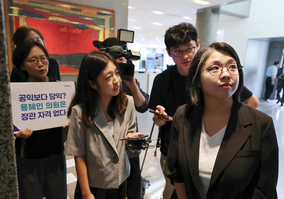 용혜인, 정당보조금 묻자 침묵... 진보성향 청년들 나와 시위