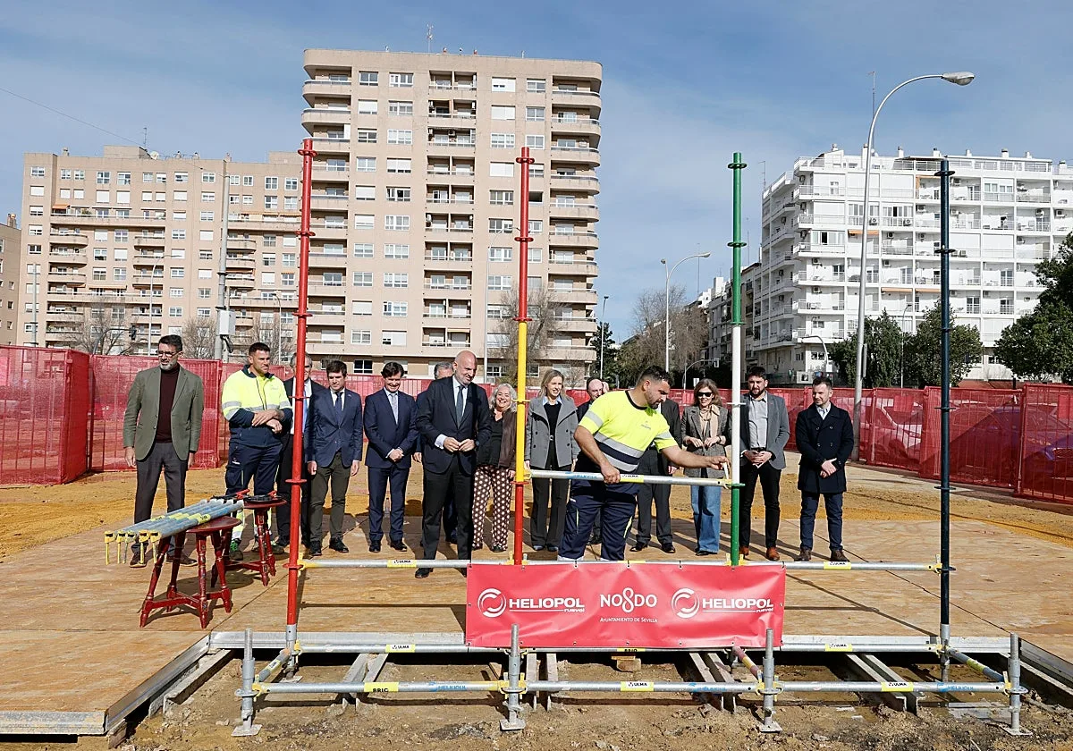 El Ayuntamiento adjudica de nuevo a Heliopol el montaje de la portada de la Feria en plena polémica por los toldos