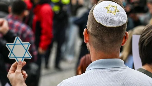Extremismus: Nach Angriff: Menschen tragen aus Solidarität Davidstern