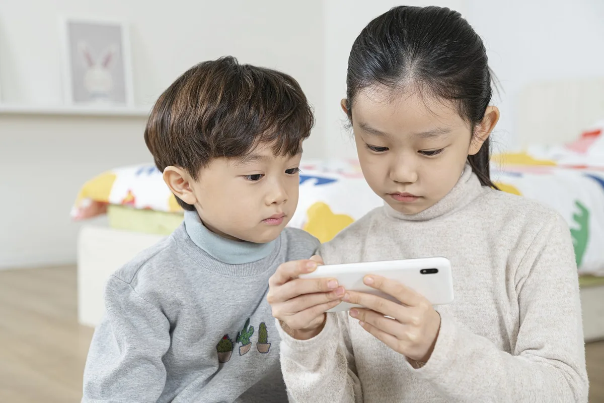 유튜브 보여 달라 보채는 아이…뇌 속 ‘이것’ 때문