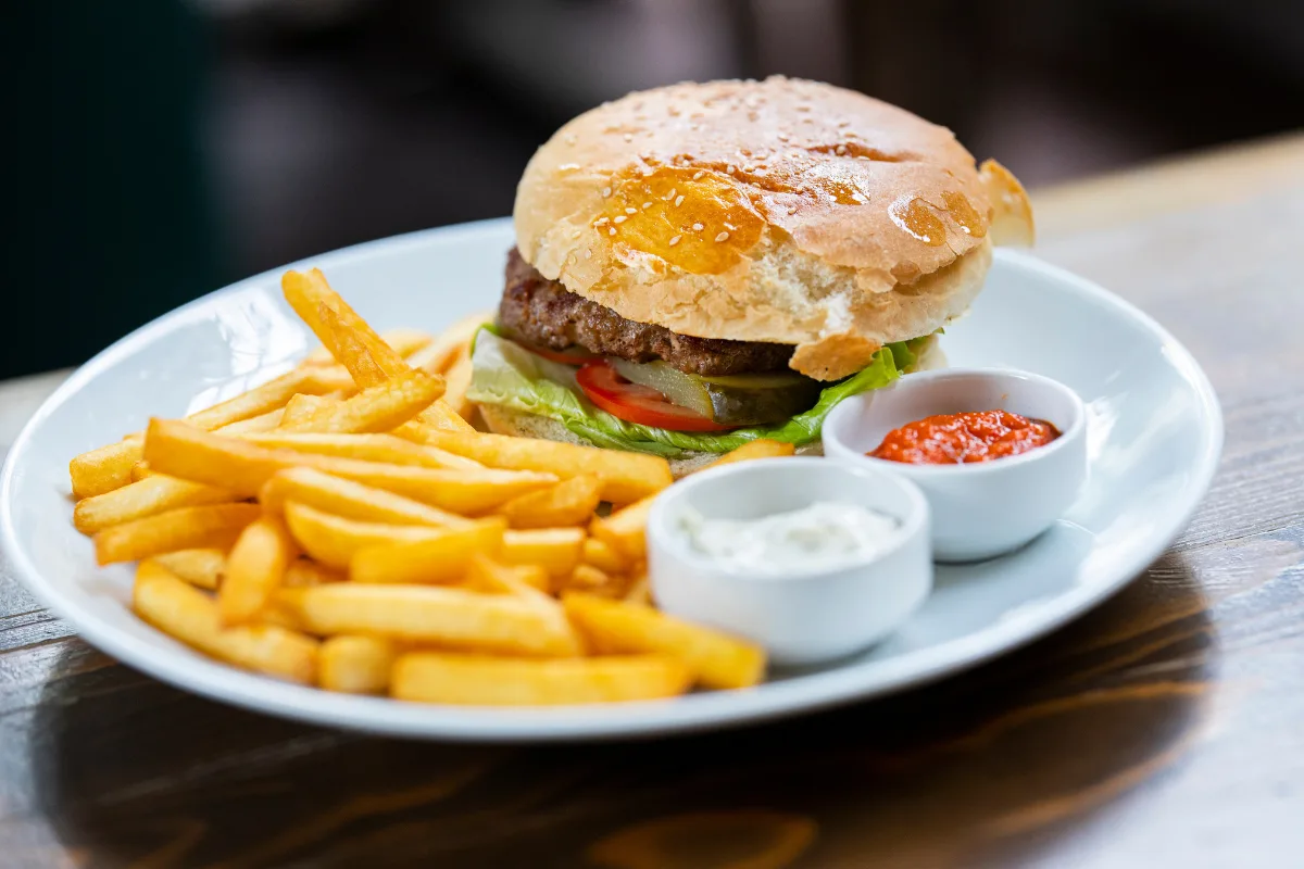 MG: fast food é condenada por servir hambúrguer e batata a trabalhadora