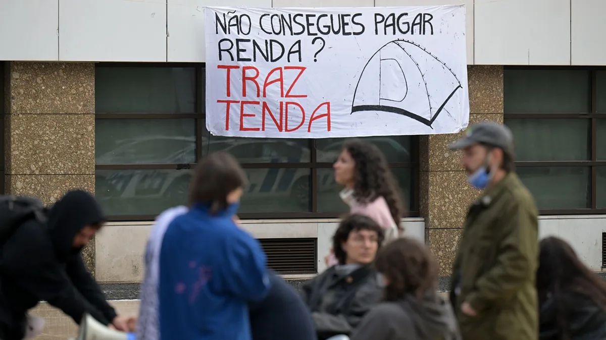 Polícia retira tendas de manifestantes pelo direito à habitação no Porto