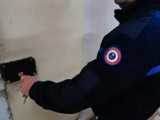 Un corps sans vie retrouvé dans un lac dans les Landes, trois personnes mises en examen, dont deux écrouées