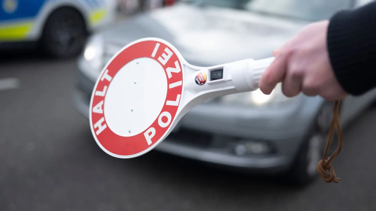 Grenzkontrolle auf der A3: Überladenes Auto mit sechs ungesicherten Kindern gestoppt