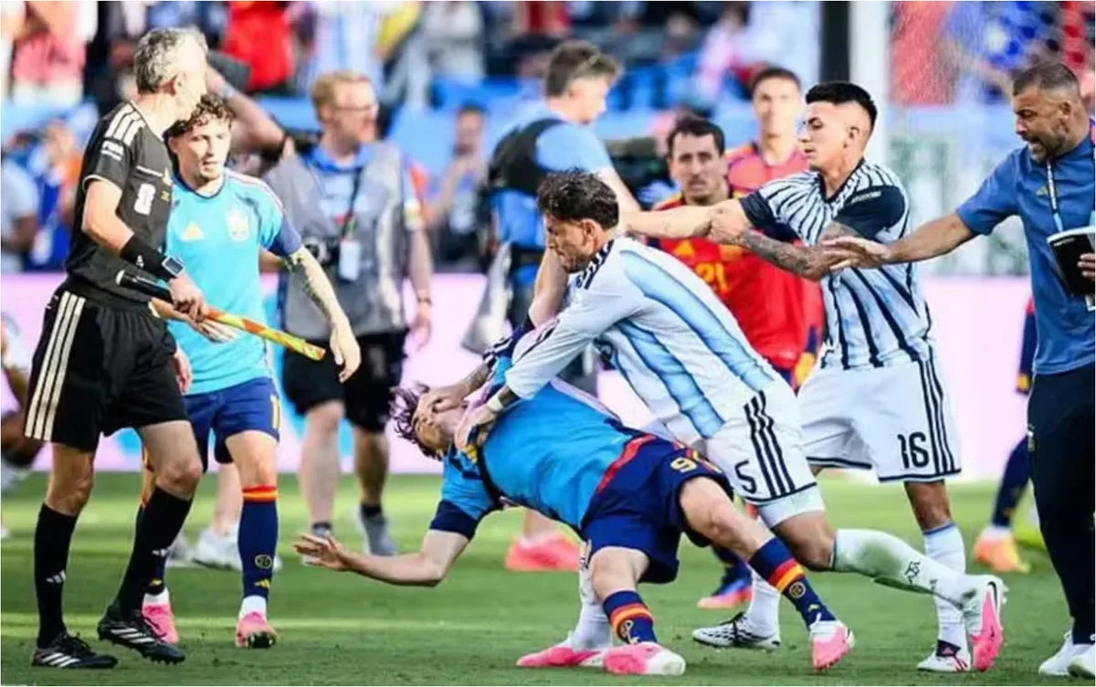 Fifa multa Argentina por faixa sobre Ilhas Falklands/Malvinas e suspende jogadores após briga na final da Copa do Mundo