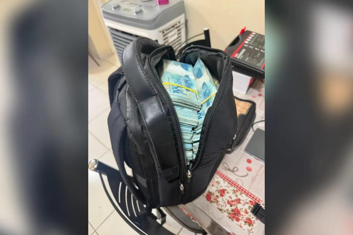 PF encontra mochilas e sacola recheadas com R$ 1 milhão no Acre