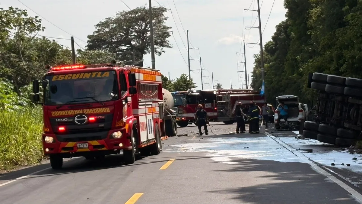 Colisionaron seis vehículos y murieron tres personas en Guatemala, dos de ellas se alistaban para su boda