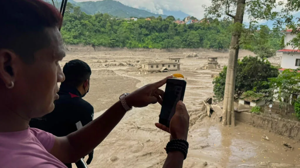 Nepal e Tibete enfrentam devastação após enxurradas; centenas de turistas estão desaparecidos