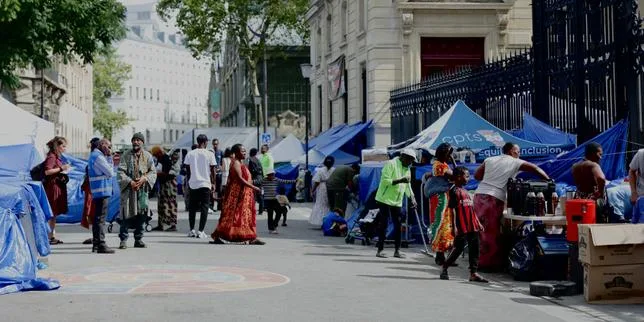 La Ville de Paris annonce la « mise à l’abri » de 250 personnes, migrantes pour la plupart, qui étaient installées sur le parvis de la mairie de Paris Centre