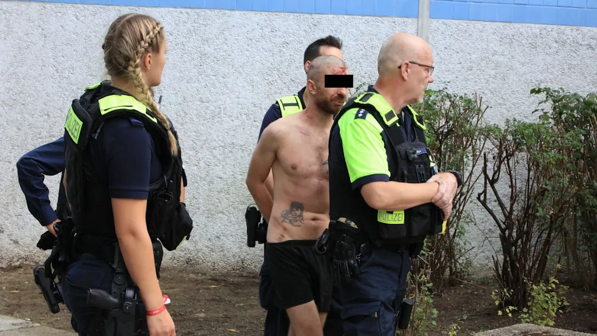 Großeinsatz in Berlin - Polizei zerrt Macheten-Mann aus Gebüsch