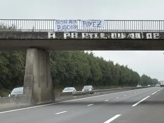 Des banderoles sur deux ponts sur la RN 24, dans le sens Rennes-Lorient, ont interpellé des automobilistes