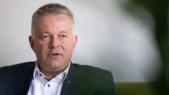 Ministerpräsident: Schnieder: Schweitzer bringt Rentenreform auf den Weg