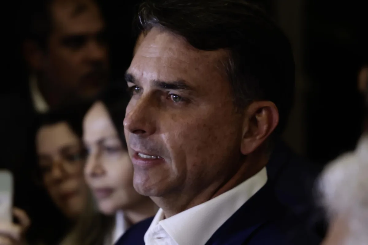 Flávio Bolsonaro desvía la atención hacia Lula por el 'caso Master' y garantiza que respetará las elecciones