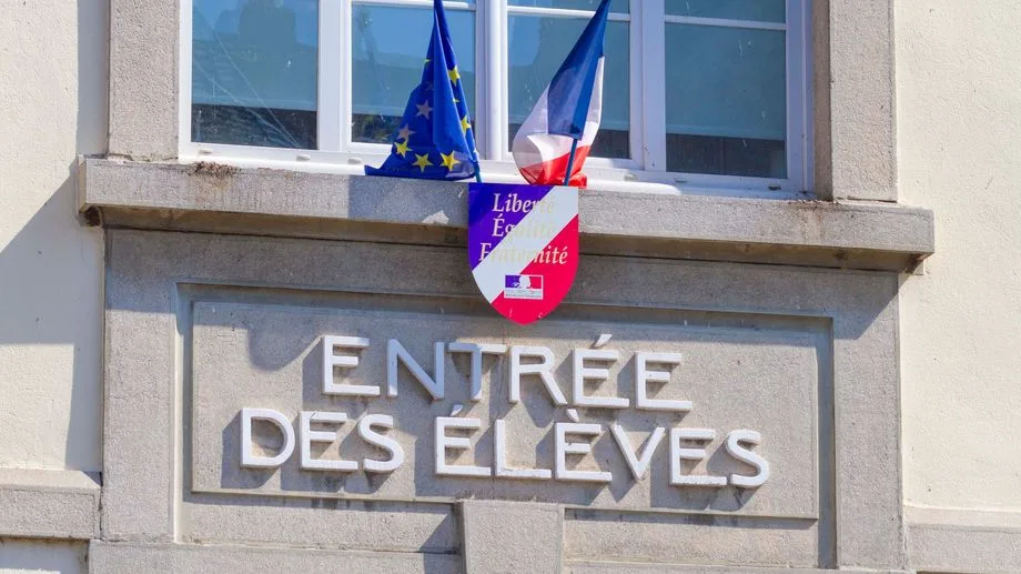 À Nice, Éric Ciotti annonce l'installation de drapeaux dans les cours d'école de la ville