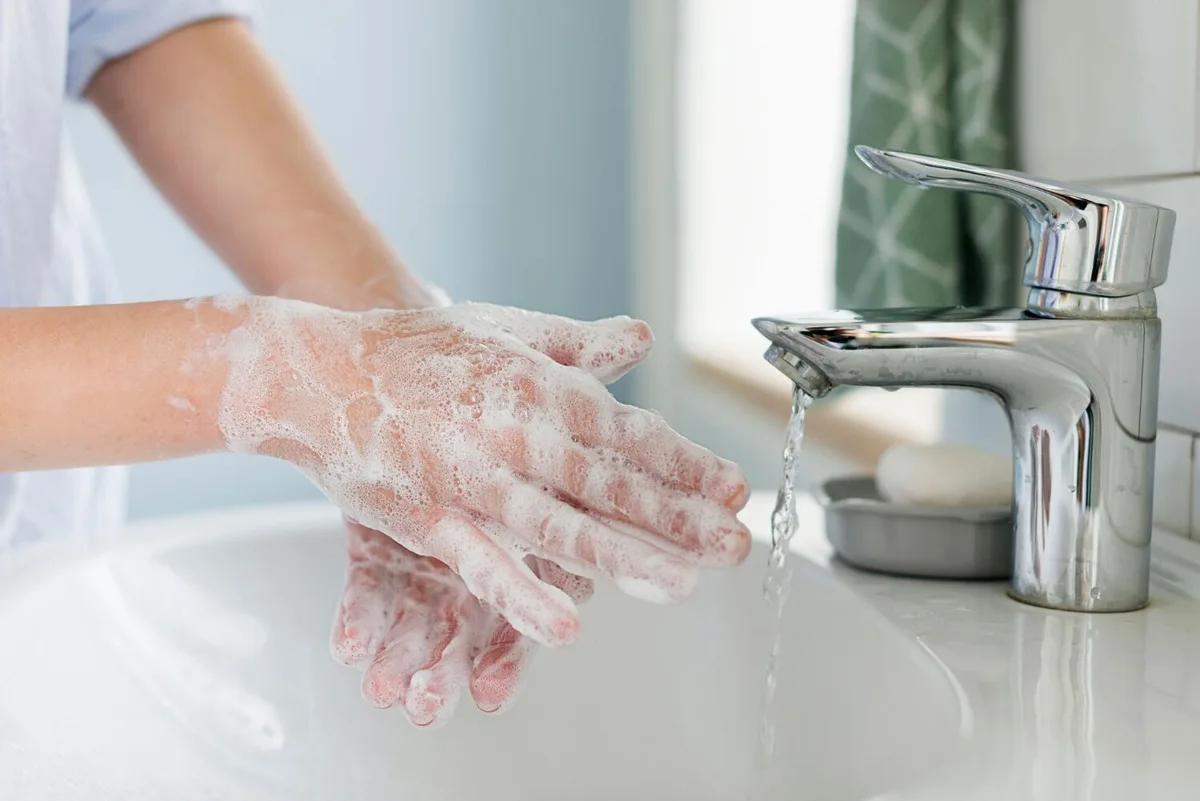 Água fria ou quente: qual a temperatura indicada para lavar as mãos
