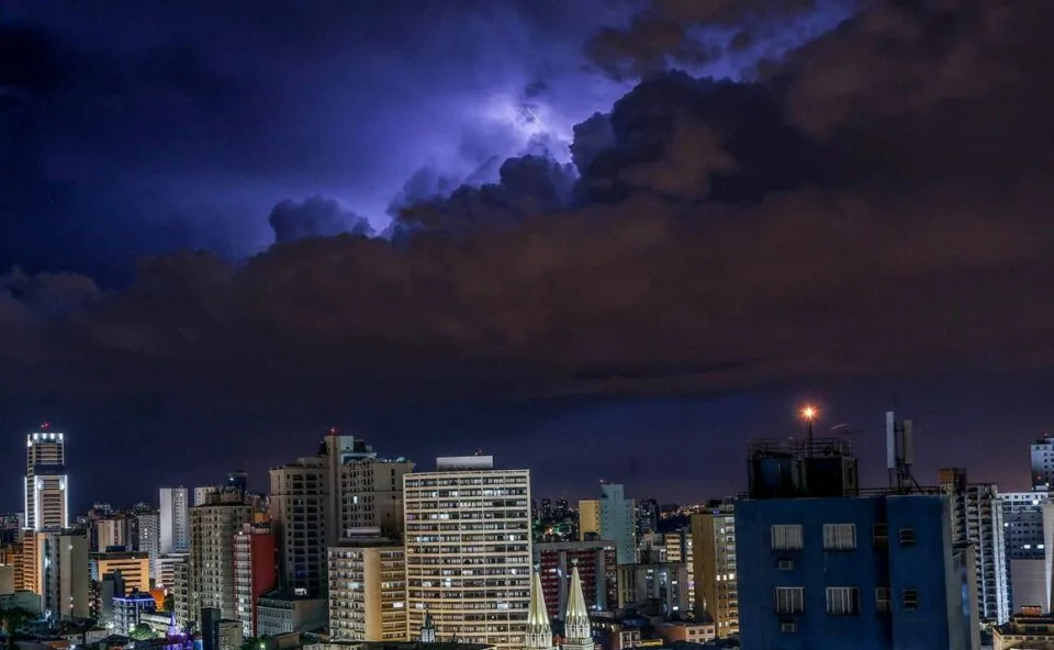Curitiba segue sob alerta laranja para tempestades, mas temperaturas começam a subir no início da semana