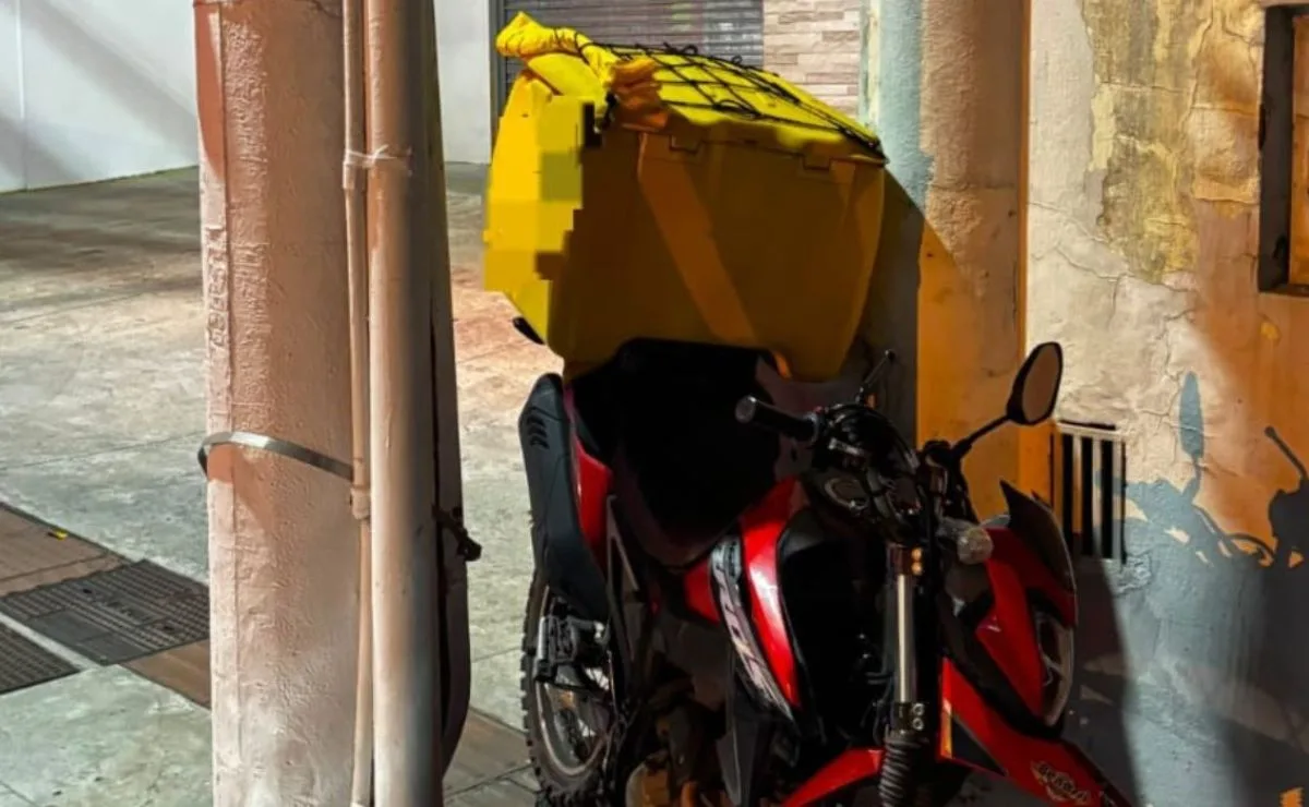 Motoboy de 25 anos morre ao colidir contra poste durante a madrugada; vítima tinha ferimento profundo na cabeça