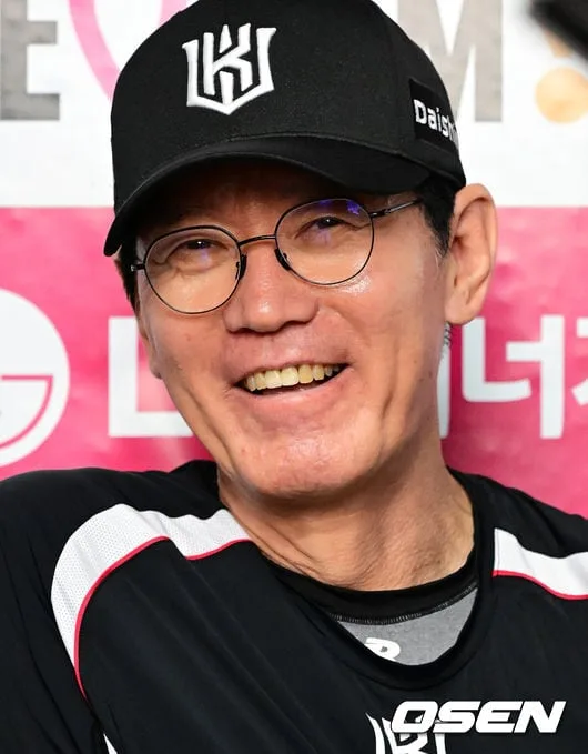 ‘0.5G차’ 1위 싸움 초대형 호재! 13억 포기→5억에 가을 비밀병기 품다, “1위가 KS 직행 안다, 韓 야구 재미있어”