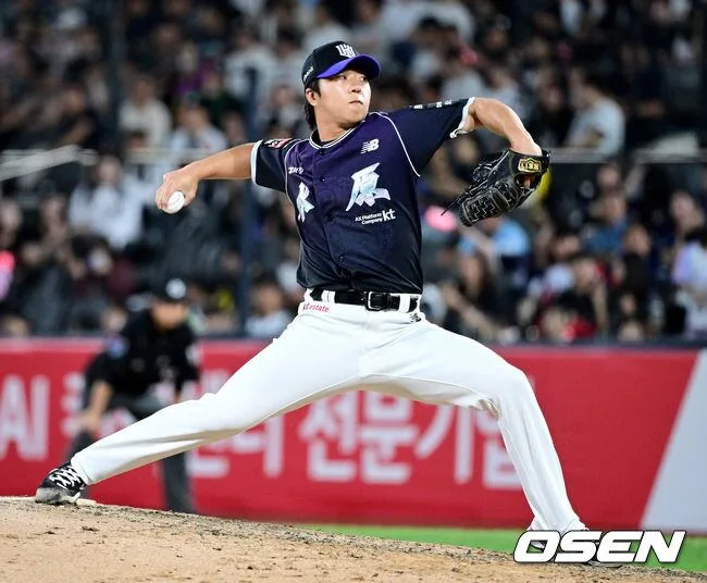 [사진]힘차게 공 뿌리는 KT 장민호