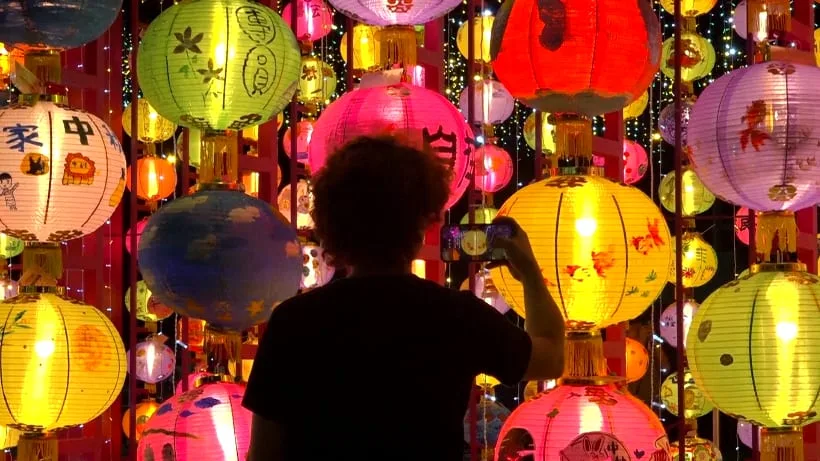 Hongkong leuchtet zum Mittherbstfest - 3000 Laternen aus aller Welt erhellen den Victoria Park