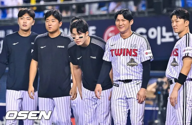 [사진]NC 선수단 향해 인사하는 임찬규
