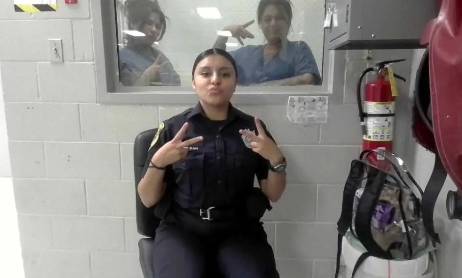 Una agente penitenciaria fue despedida por tomarse fotos con reclusas en Texas