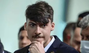 Jair Renan Bolsonaro tem R$4,5 mil descontados do salário após faltas na Câmara de SC