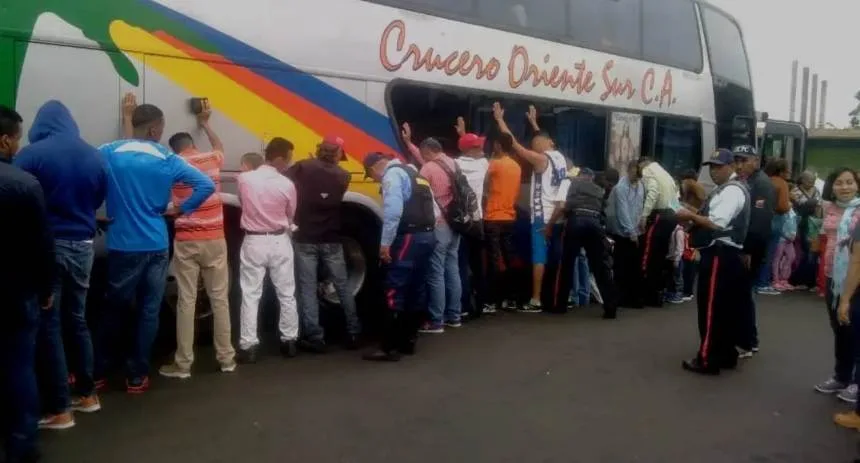 Terror en la vía: Conductor le dio la «cola» a cuatro hombres y desataron un robo masivo dentro del autobús