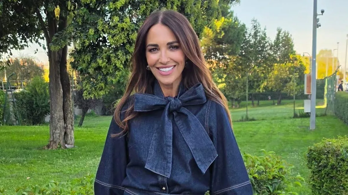 Paula Echevarría, guapísima con un total look vaquero muy romántico: camisa con maxilazo y minifalda a juego