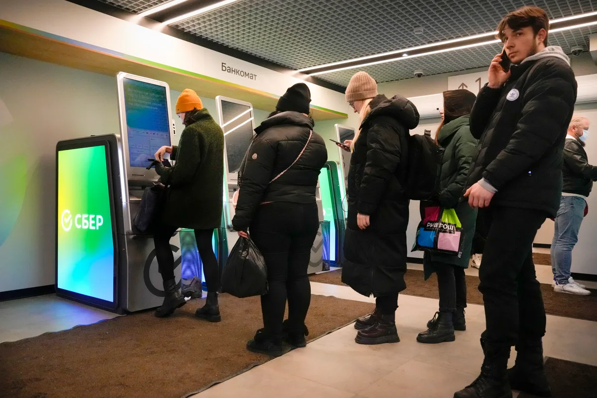 La economía rusa se está "congelando": el director del banco estatal Sberbank alerta del frenazo y pide auxilio urgente para las empresas