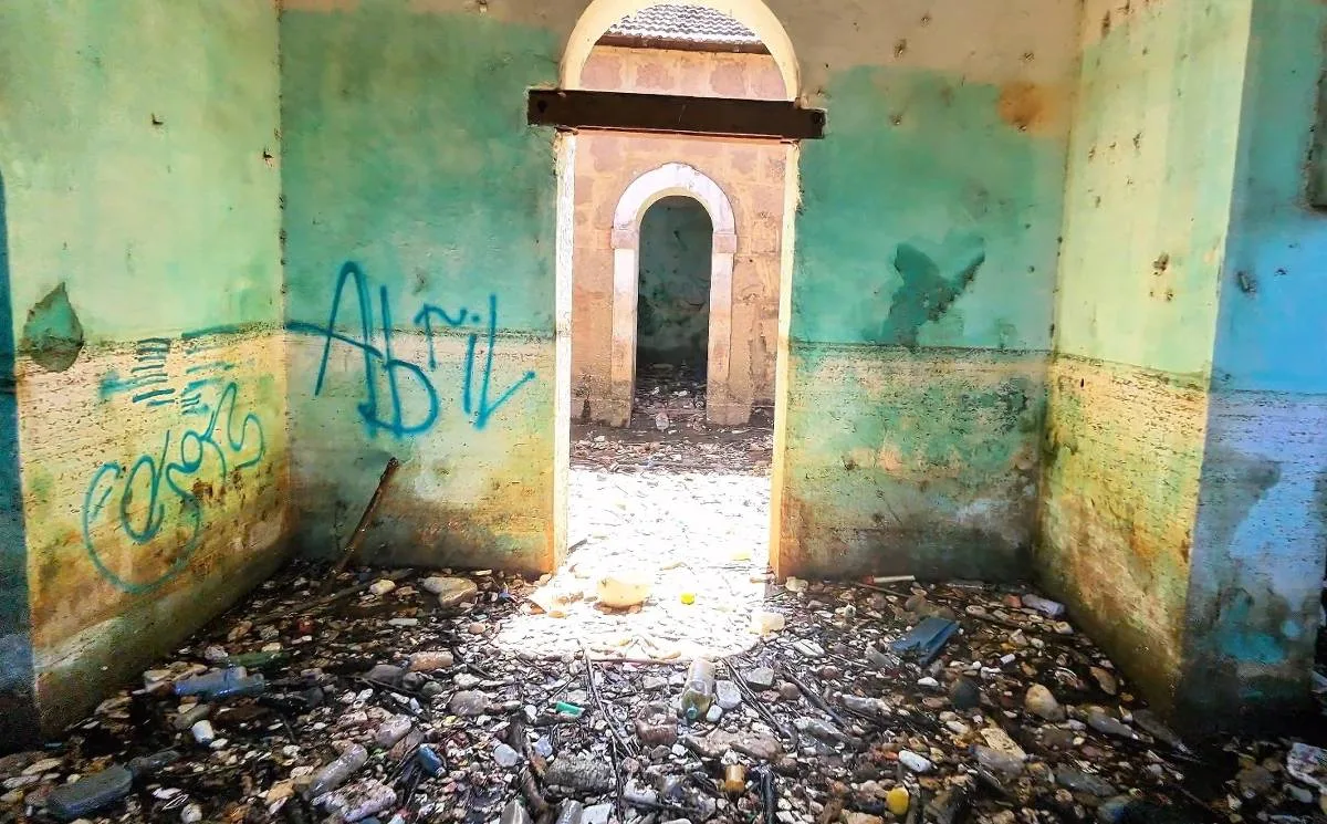 Cheia do rio Tietê arrasta lixo para parque e prédio de usina histórica em Salto (SP); veja vídeo