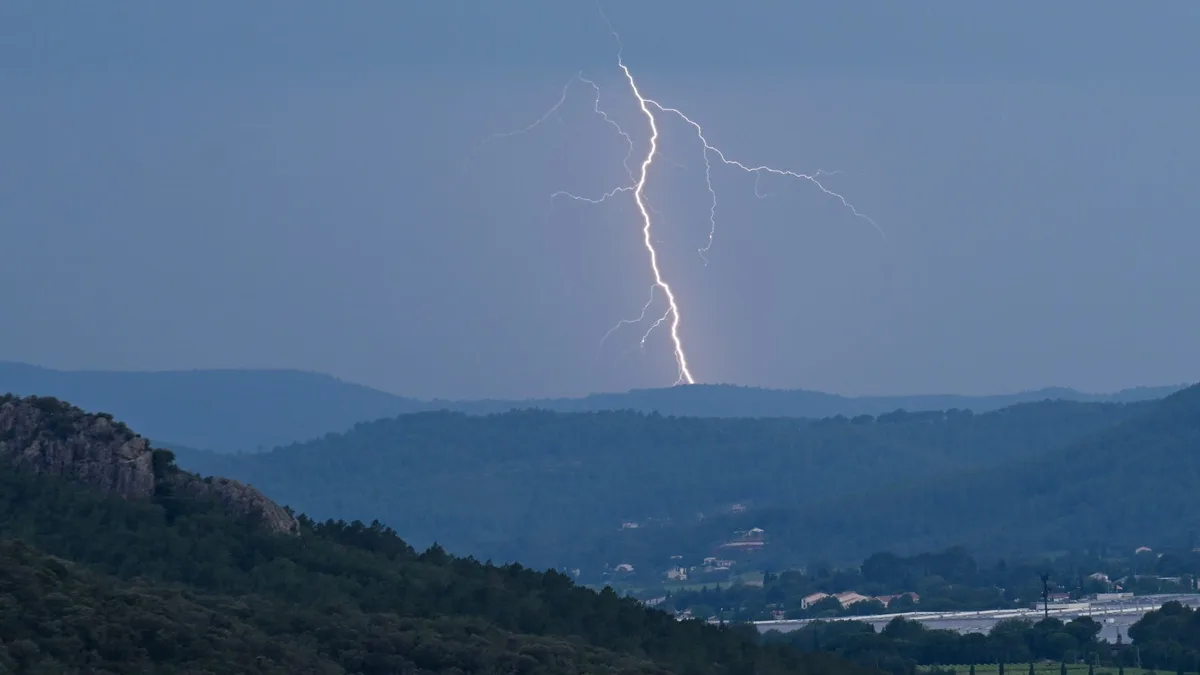23 départements placés en vigilance orange pour les orages, la Corse en alerte canicule