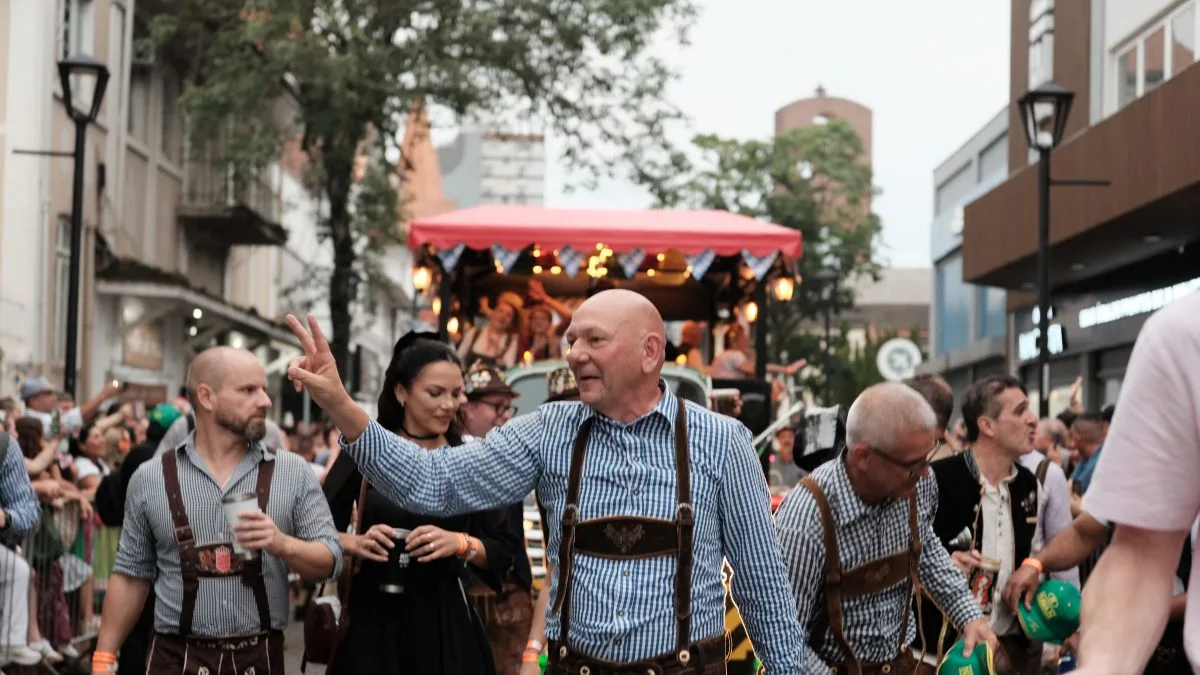 FOTOS: Luciano Hang marca presença em desfile da Oktoberfest Blumenau 2026