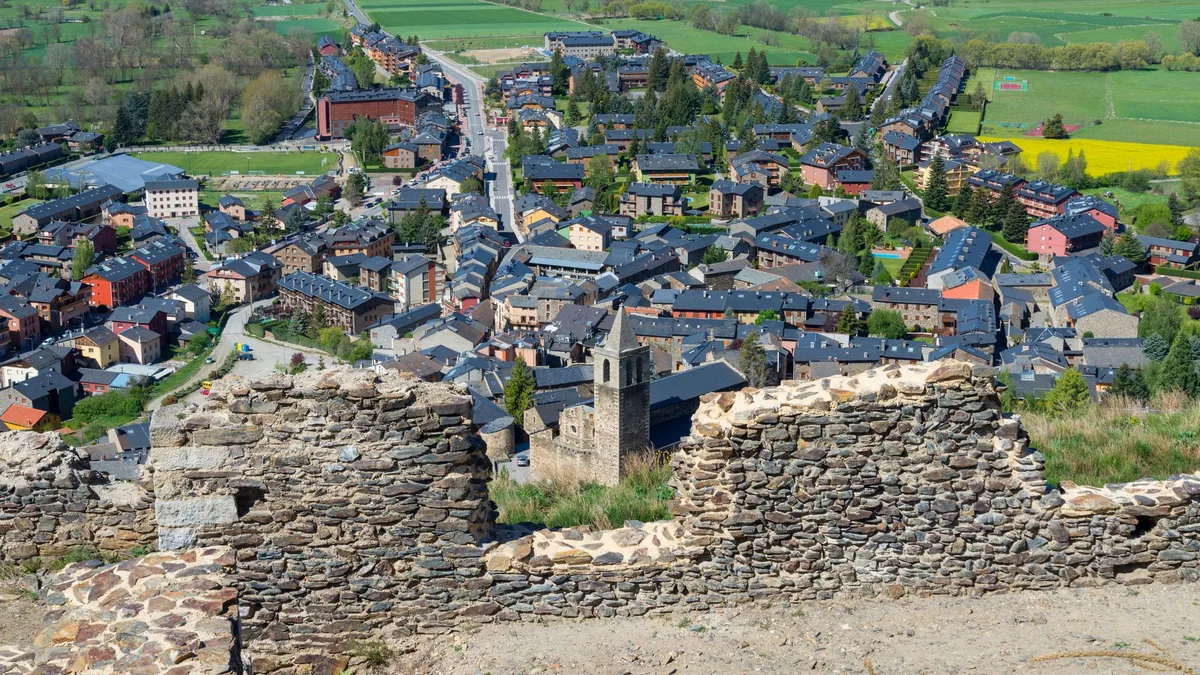 El pueblo al que solo se puede llegar cruzando desde Francia y que esconde el único foro romano de los Pirineos